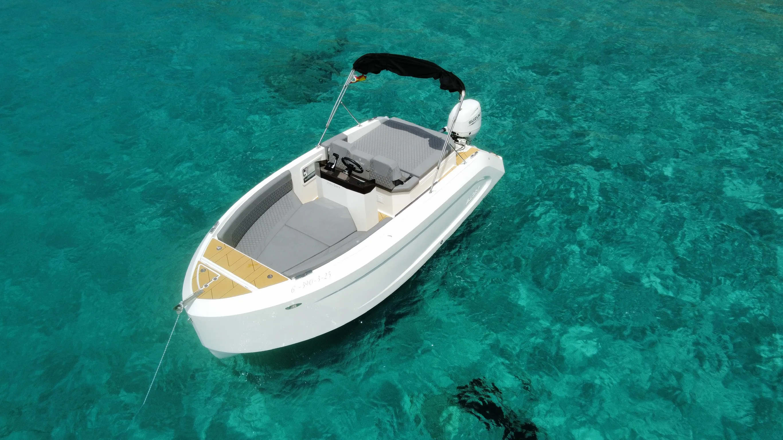 Embarcación de Amazing Charters fondeada en aguas turquesas de Mallorca