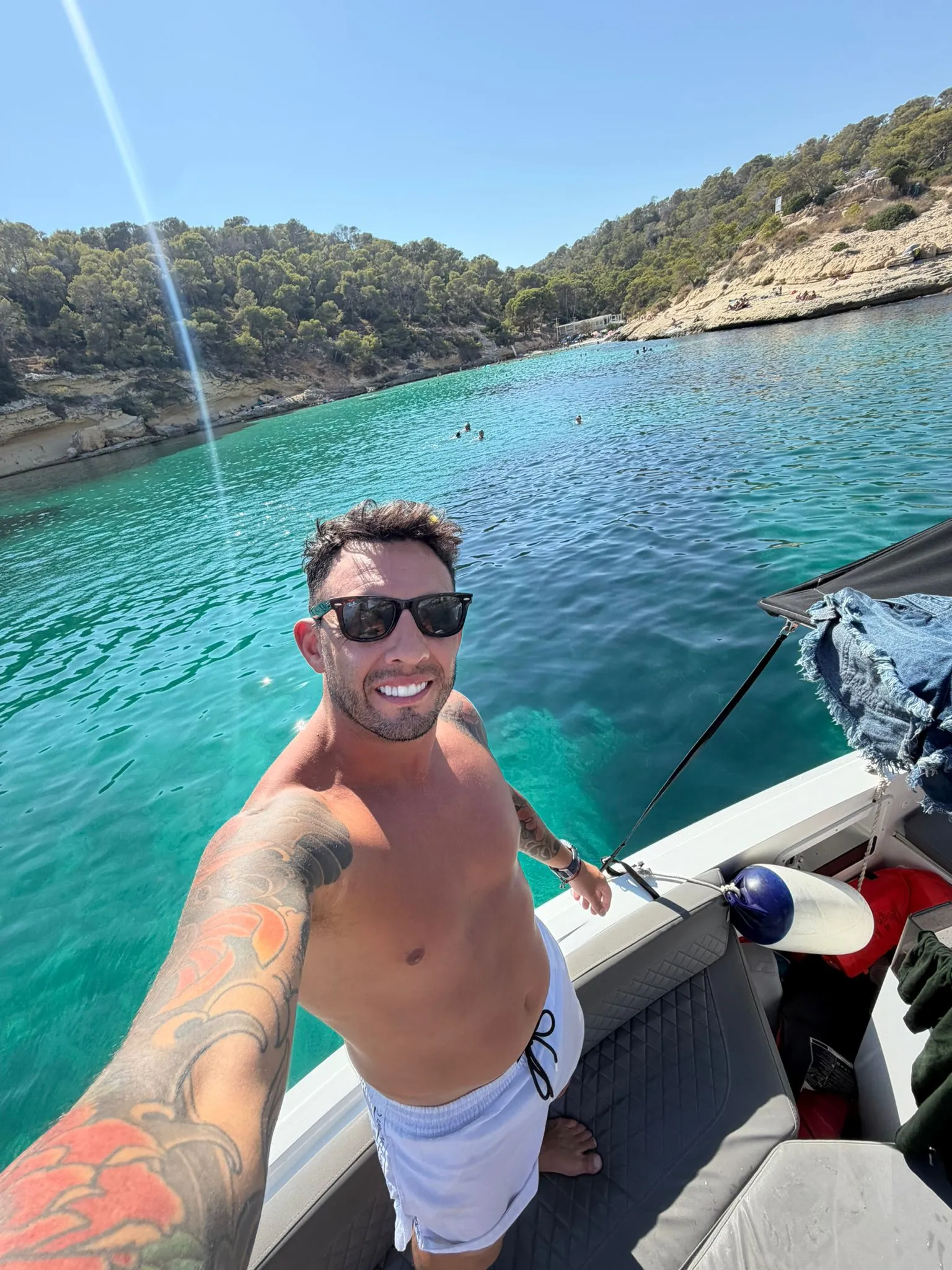 Embarcación de Amazing Charters fondeada en aguas turquesas de Mallorca
